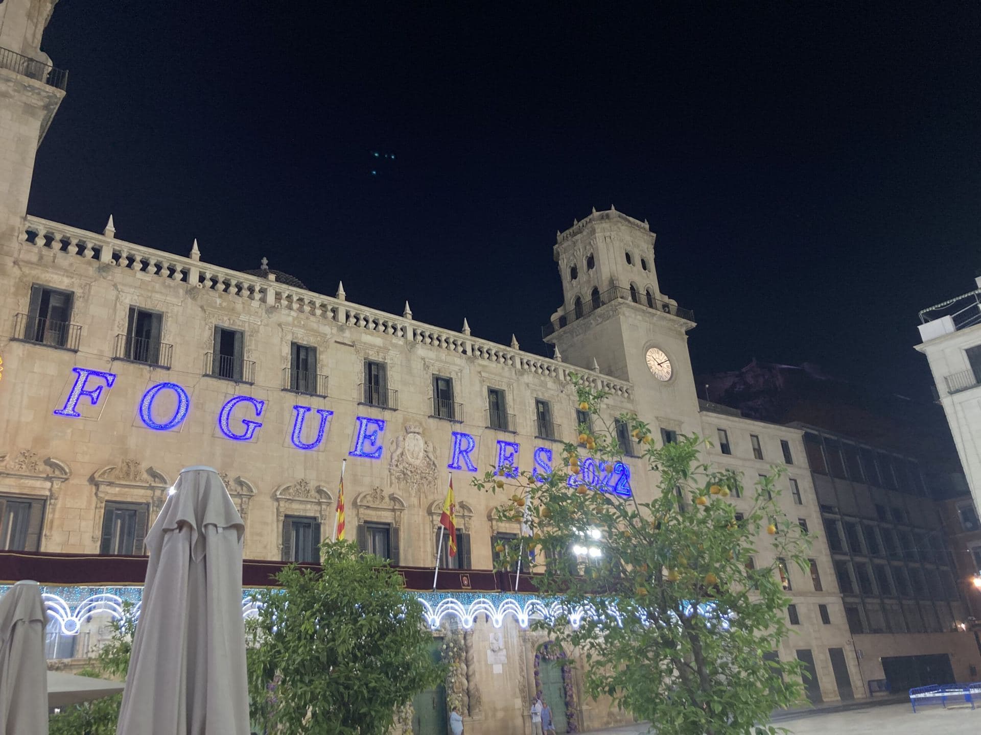 Rathausplatz von Alicante bei Nacht