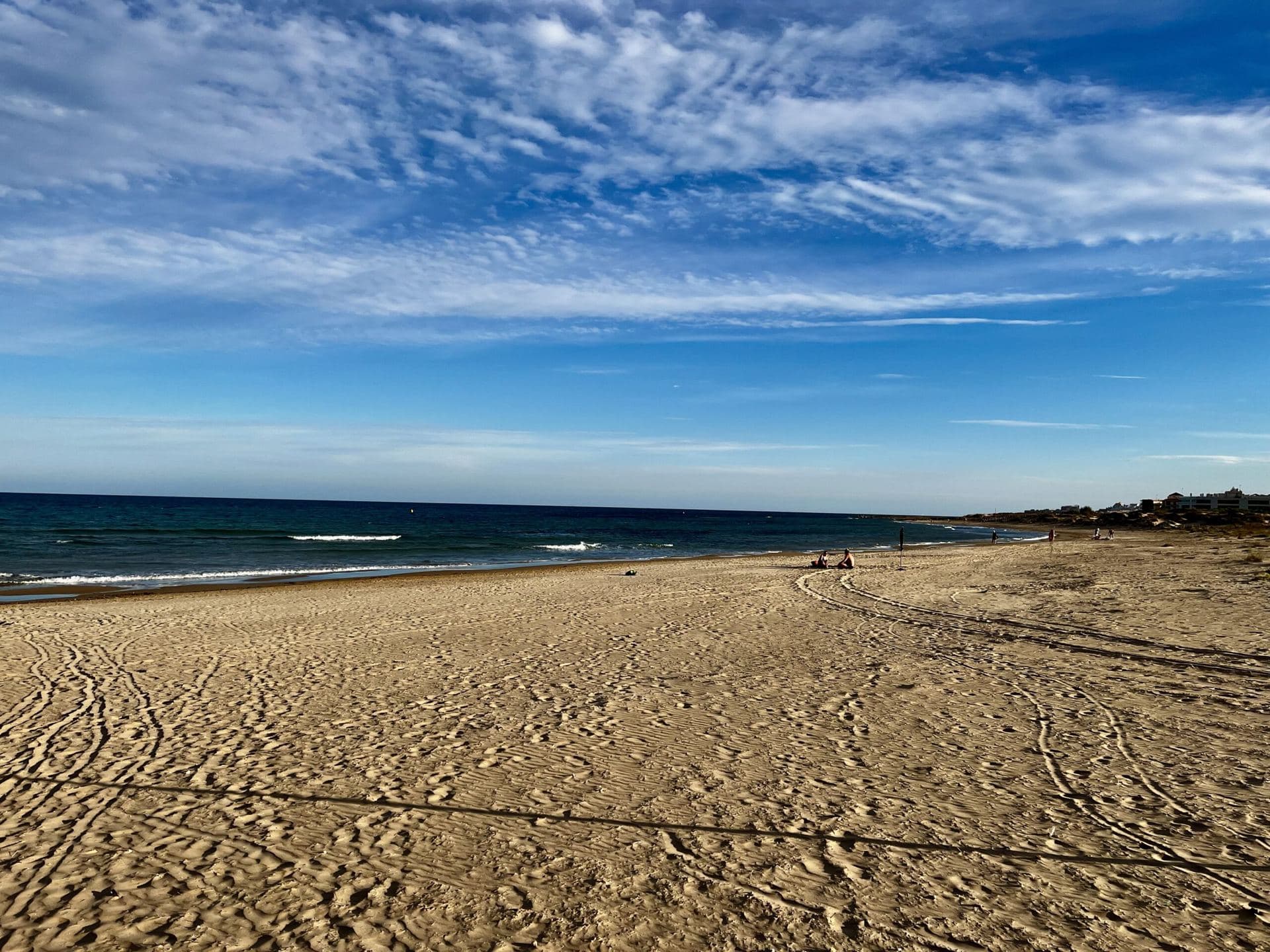 Weiter Sandstrand mit Meer und Wolkenhimmel bei Torrevieja