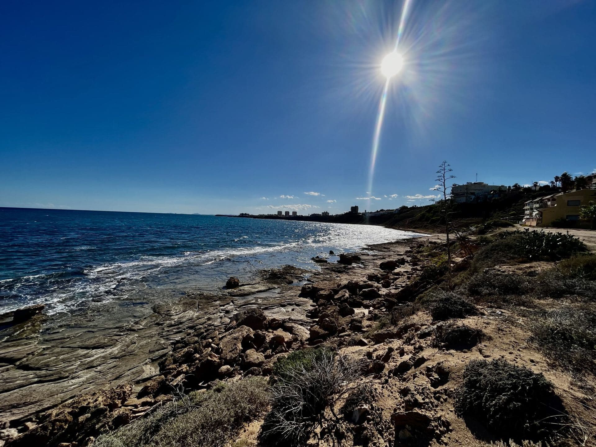 Küstenpanorama bei Torrevieja im Gegenlicht