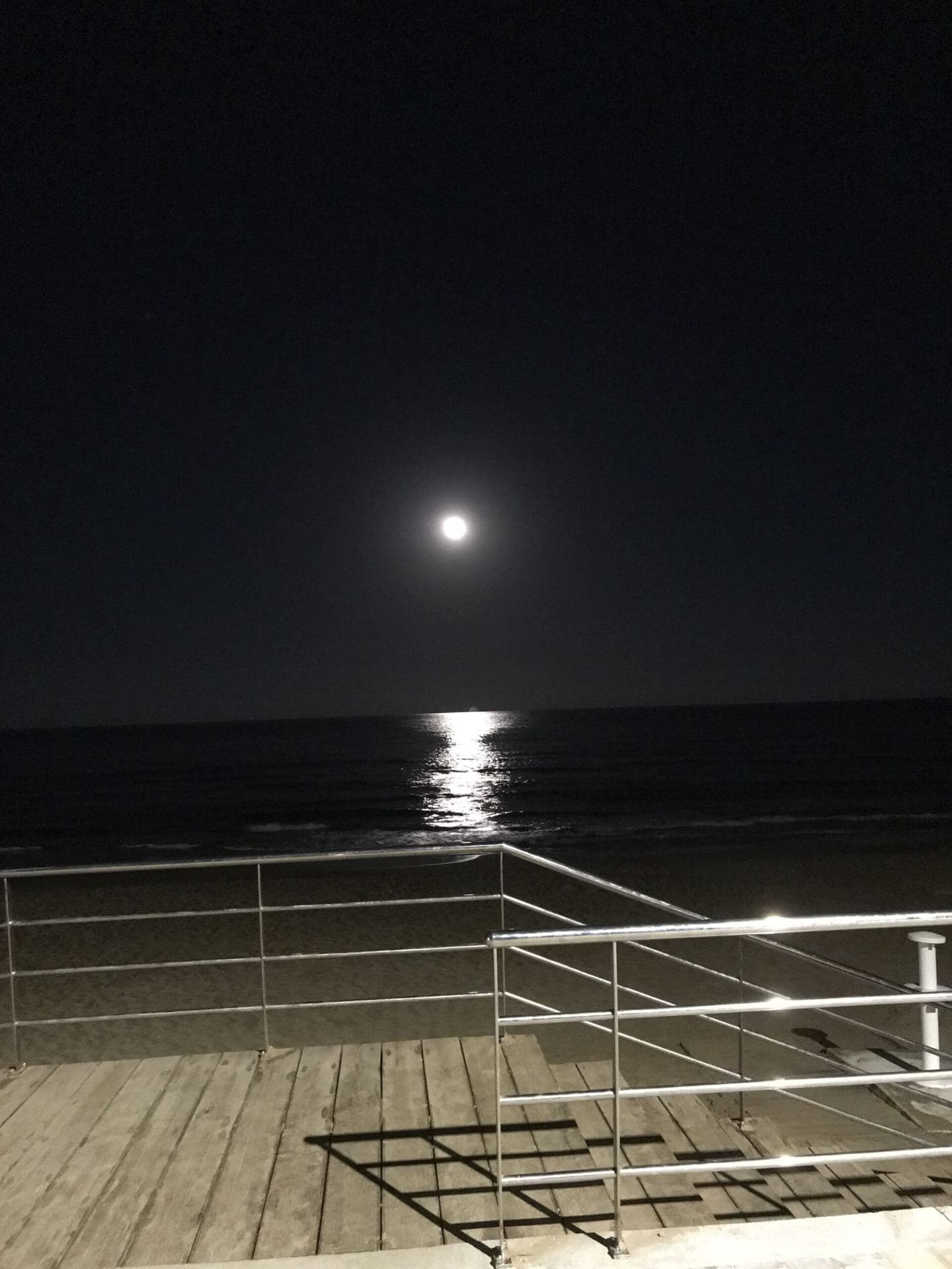 Vollmond spiegelt sich im Meer