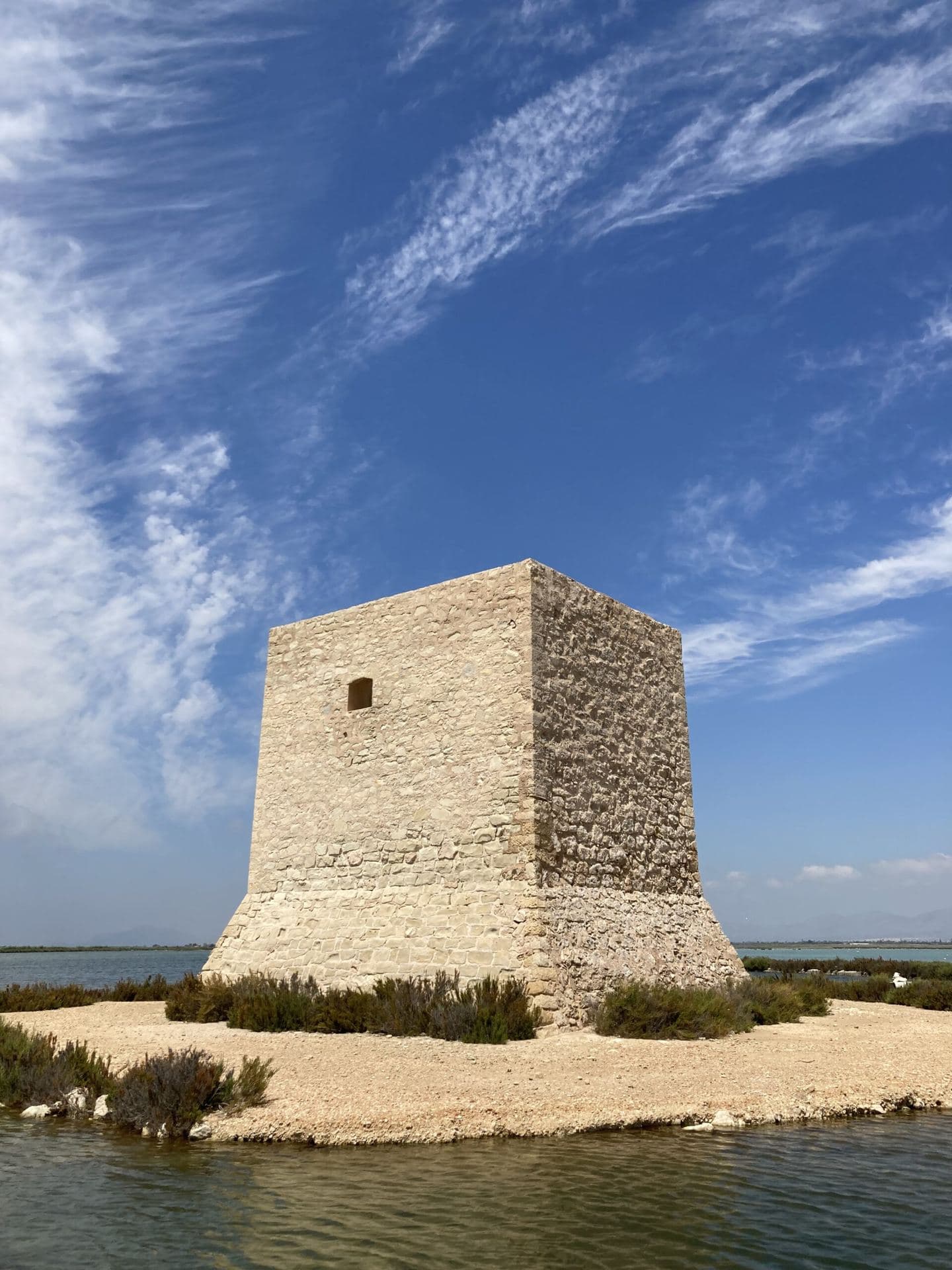 Historischer Wachturm am Wasser