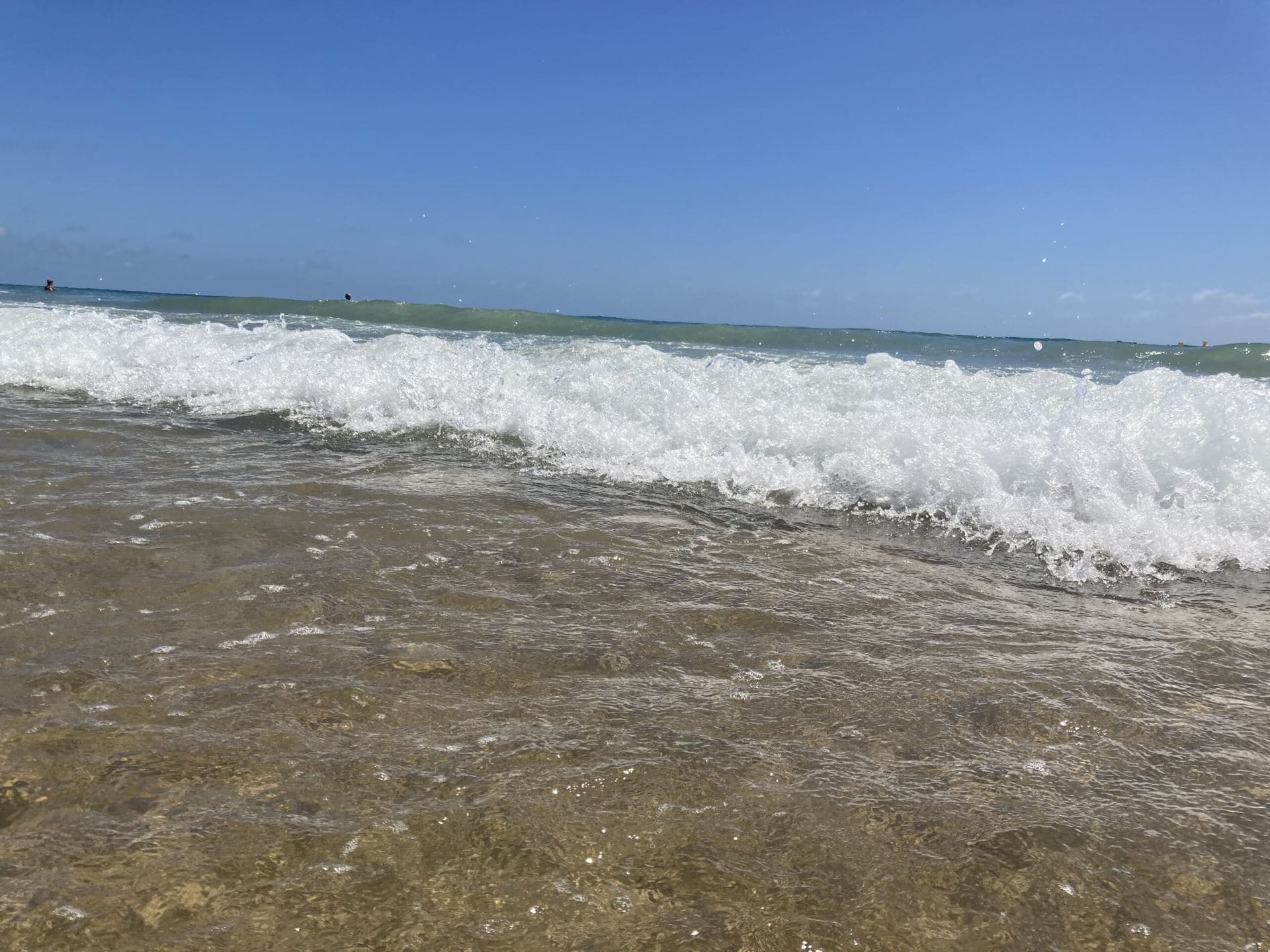 Klares Wasser mit brechender Welle