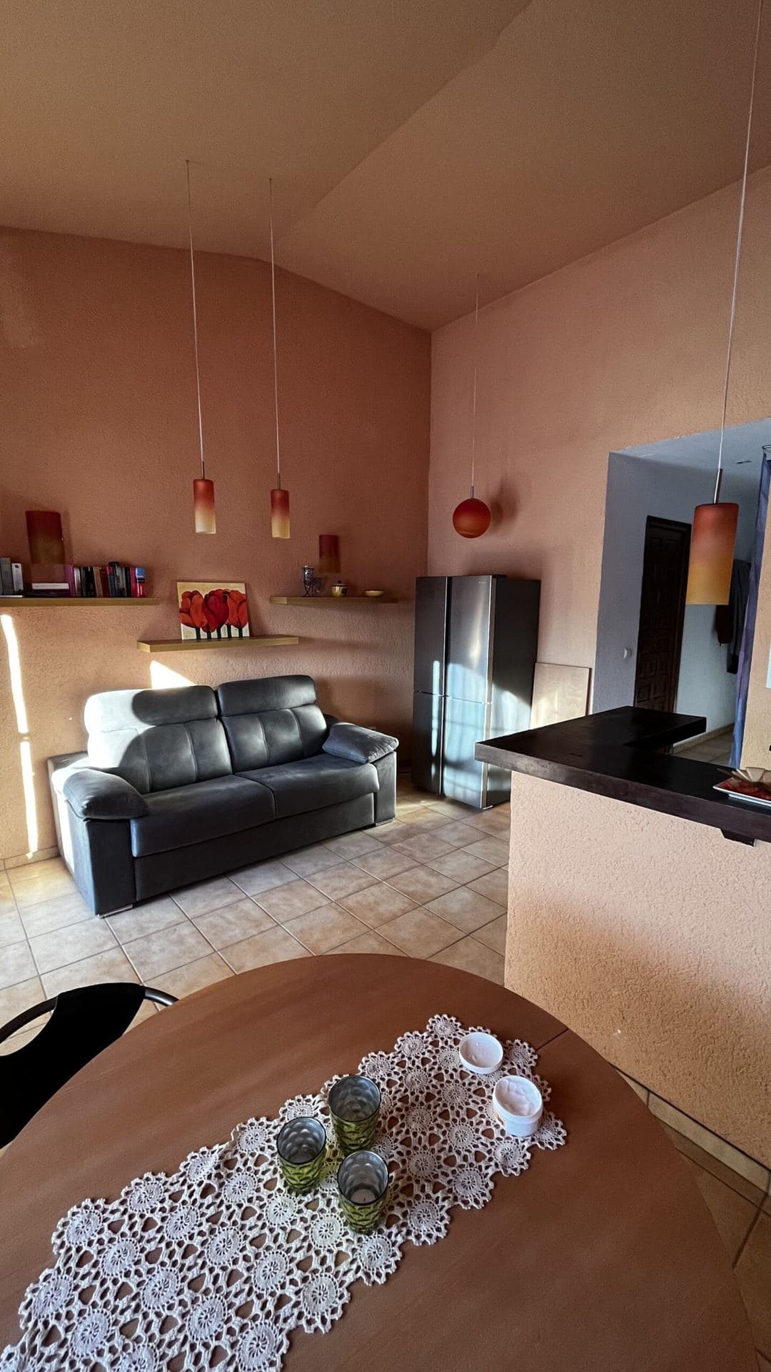Wohnzimmer mit Sofa und offener Küche